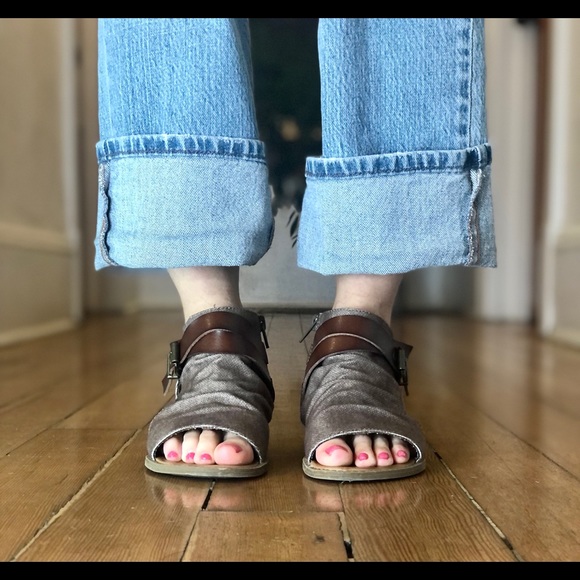 🐠BLOWFISH BROWN PEEP TOE SIDE ZIPPER SANDALS 🐠 - Picture 2 of 13